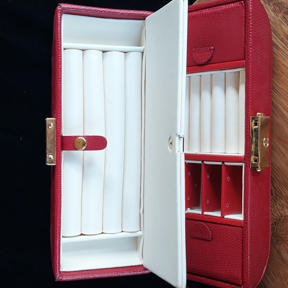 Locking Leather Travel Jewelry Case with Wolf Designs Tag and Tasseled Key - Picture 9 of 12